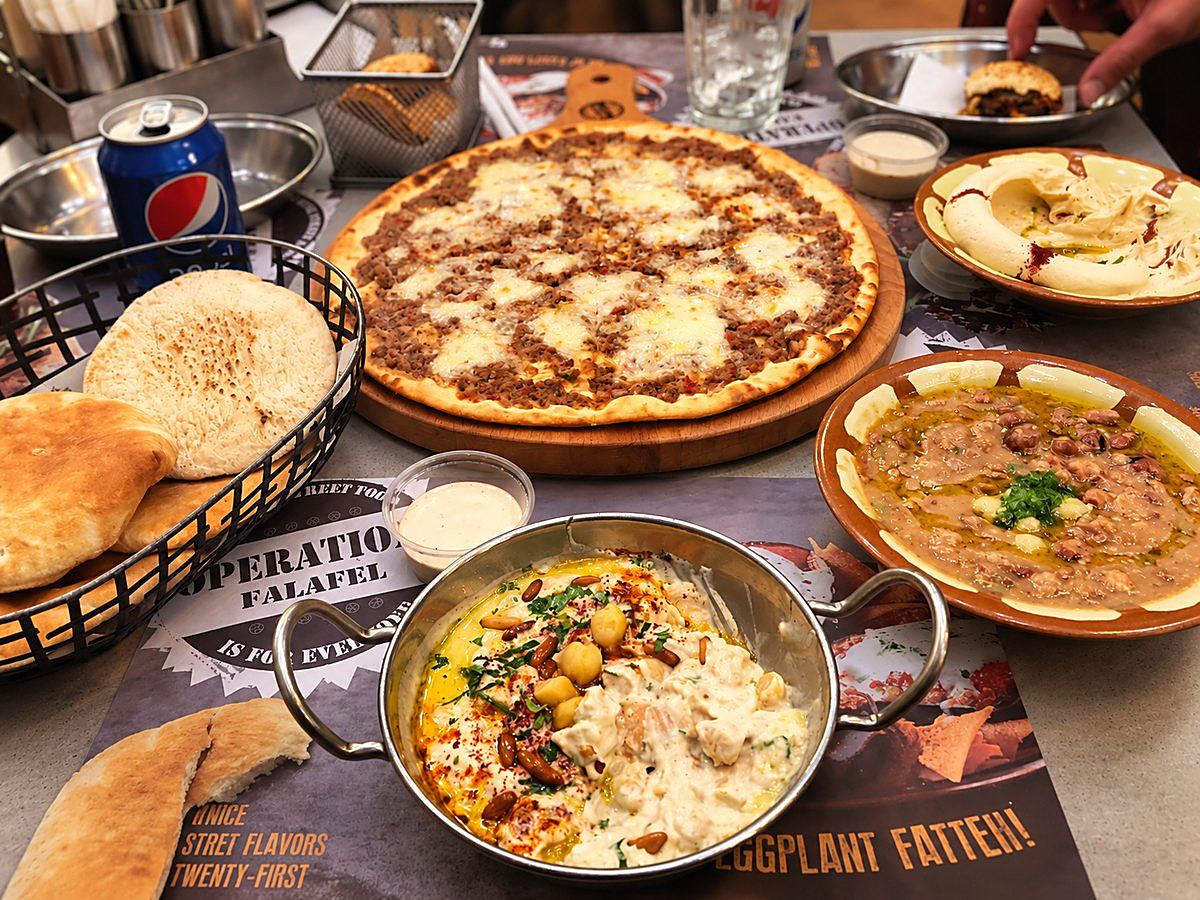 Orientalische Gerichte mit Fladenbrot, Hummus und Lahmacun